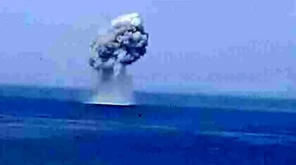 سقوط مرگبار جنگنده سوخو در سواحل دریا + عکس 