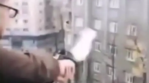فیلم لحظه تیراندازی پسر جوان به سمت رهگذران برای تفریح از یک برج + عکس