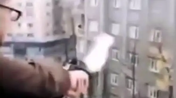 فیلم لحظه تیراندازی پسر جوان به سمت رهگذران برای تفریح از یک برج + عکس