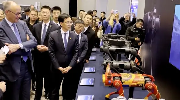فیلم استقبال متفاوت از صدراعظم آلمان با ربات های پیشرفته در چین
