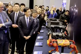 فیلم استقبال متفاوت از صدراعظم آلمان با ربات های پیشرفته در چین