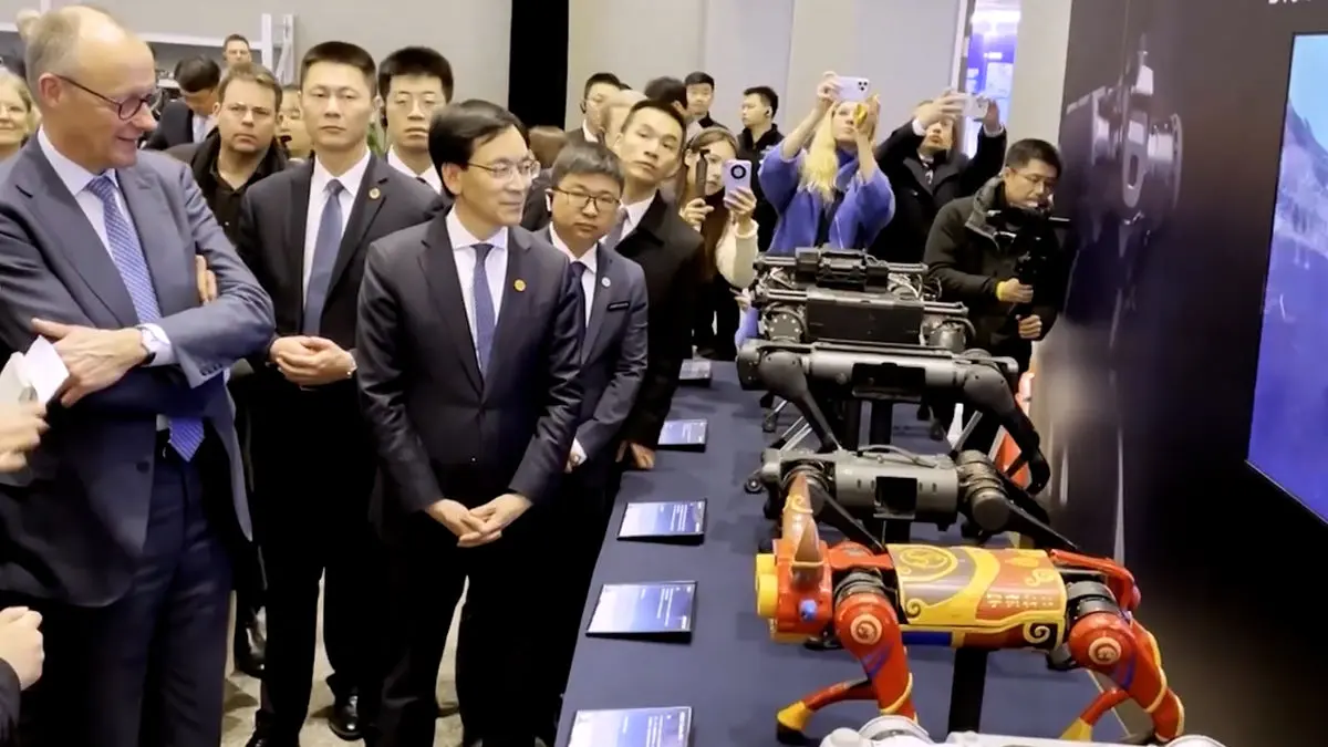 فیلم استقبال متفاوت از صدراعظم آلمان با ربات های پیشرفته در چین