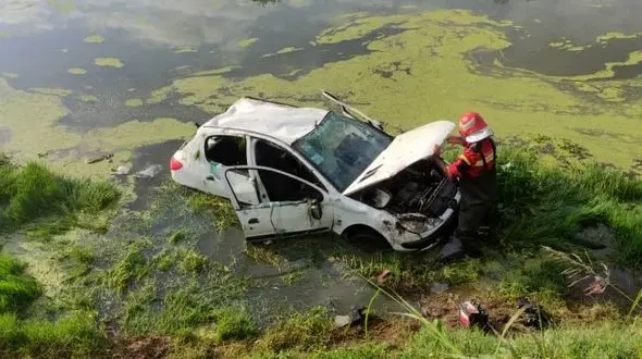 سقوط آزاد خودرو 206 به تالاب عینک رشت/ راننده ناشی با رالی اشتباه گرفته بود!