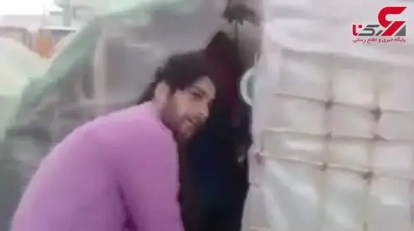فیلم / عصبانیت یک مرد زلزله زده / او می خواست خانواده اش را داخل چادر به آتش بکشد + عکس