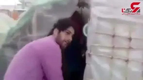 فیلم / عصبانیت یک مرد زلزله زده / او می خواست خانواده اش را داخل چادر به آتش بکشد + عکس