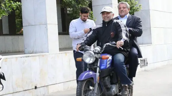 موتورسواری هاشمی رفسنجانی برای فرار از ترافیک تهران! +عکس