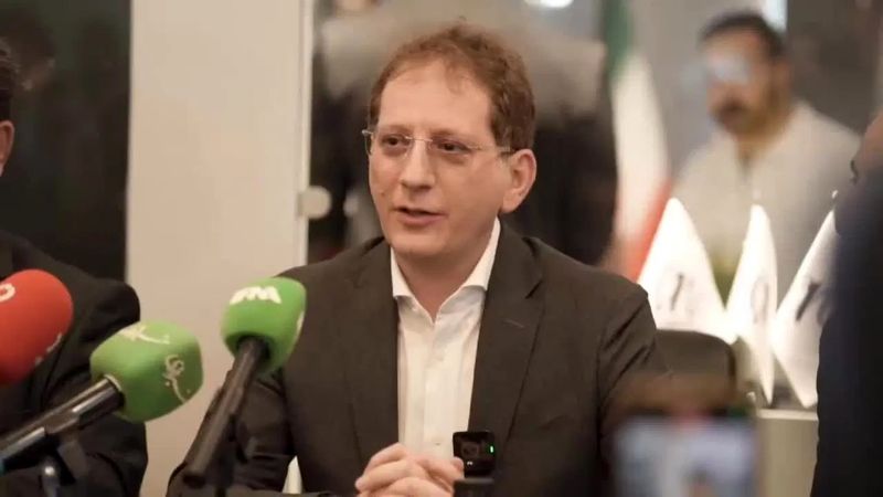عباس عبدی: بابک زنجانی با چه پشتوانه‌ای رییس بانک مرکزی را تهدید می‌کند؟/ روزنامه‌ها از اعلام قیمت ارز منع می‌شوند، ولی یک نفر قیمت ارزرا ۱۵۰ هزار تومان می گوید
