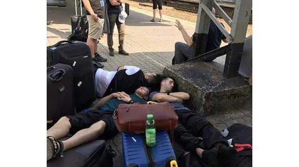 کارتن خوابی اعضای تیم ملی کاراته در لهستان + عکس