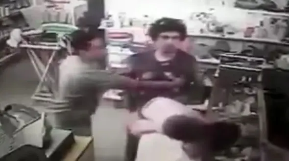 ضربه مشت ناگهانی، نوزاد 8 ماهه را بی هوش کرد + فیلم