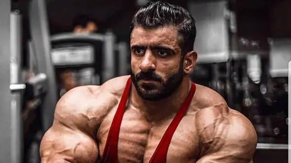 (عکس) تیپ و لباس عجیب هادی چوپان در یک مراسم رسمی