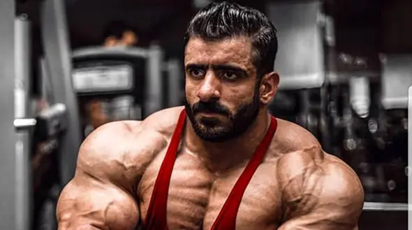 (عکس) تیپ و لباس عجیب هادی چوپان در یک مراسم رسمی