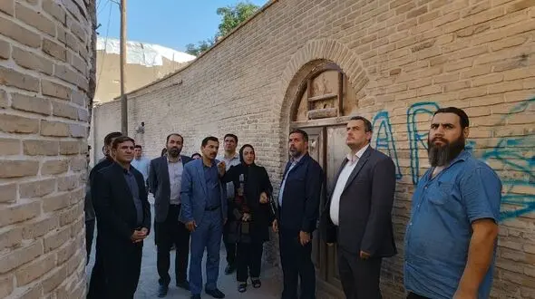 بازدید فرماندار از بافت تاریخی شهر کرمانشاه/ آمویی: میراث فرهنگی تکلیف مردم را مشخص کند+ عکس و فیلم 