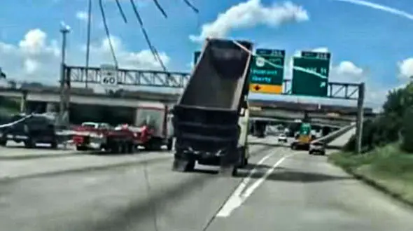 برخورد هولناک تریلی با تابلوی افقی اتوبان + فیلم