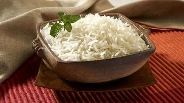 چرا برنج پخته شده نباید در فضای آزاد قرار بگیرد؟