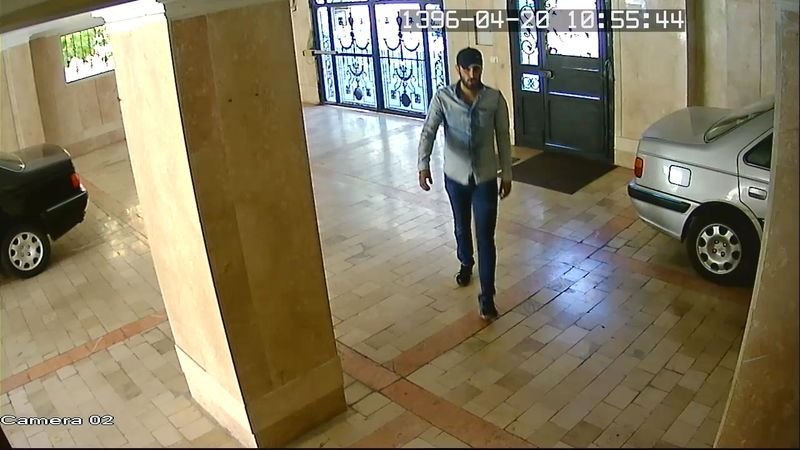 متهم اداره یکم با لباس و شلوار جیب آبی 