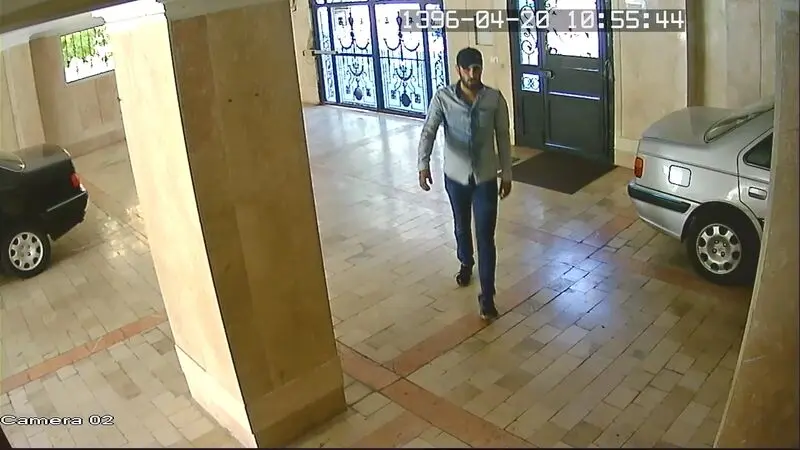 متهم اداره یکم با لباس و شلوار جیب آبی 