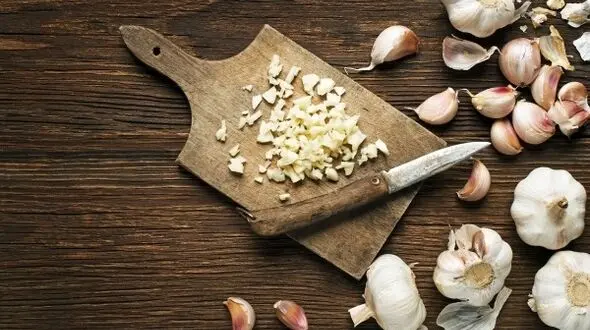 بهترین روش خوردن سیر خام