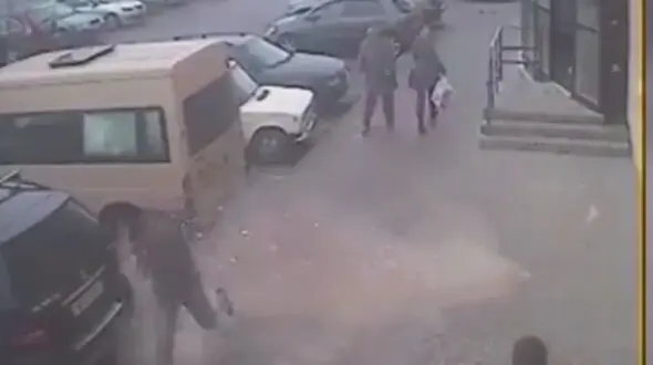 سقوط وحشتناک مصالح ساختمانی! + فیلم