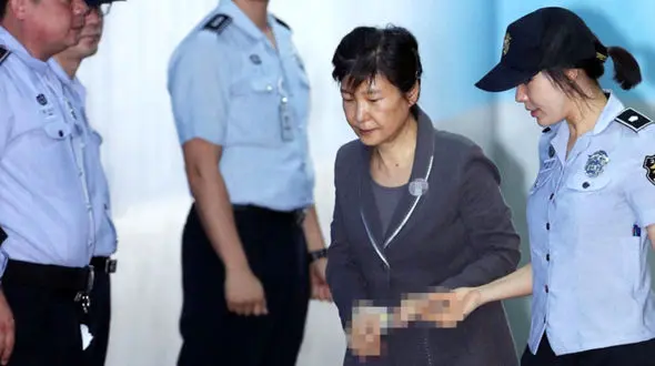 رئیس جمهور سابق کره با دستبند به دادگاه آورده شد 