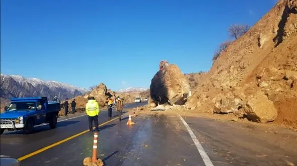  فوری / بارش باران و ریزش کوه جاده  کارون ۴ را بست + جزییات