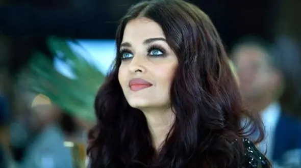 نگاهی به چیدمان خانه کاح مانند و دوبلکسِ آیشواریا و همسرش آبشیک باچان/ معماری مدرن ویلای دُبی، ورودی لوکس، سالن سینمای خانگی، تجهیزات و امکانات  شاهانه ....