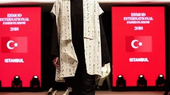 گربه‌ای که صحنه مد زنان را استانبول بهم ریخت + عکس