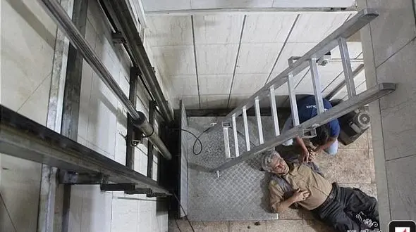 سقوط وحشتناک بالابر در تهران پس از پاره شدن سیم بکسل + عکس 