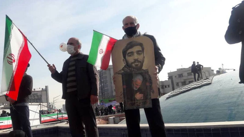 عکسی از شهید محسن حججی در راهپیمایی مردم تهران در جشن انقلاب