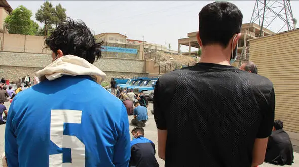 شلیک سارقان مسلح به پای پسر جوان فقط بخاطر یک گوشی موبایل + فیلم گفتگو