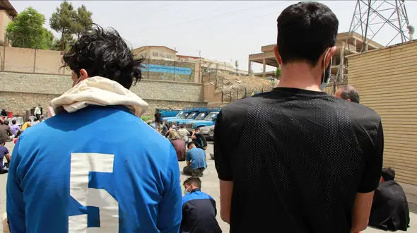 شلیک سارقان مسلح به پای پسر جوان فقط بخاطر یک گوشی موبایل + فیلم گفتگو