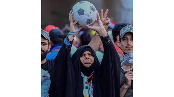 تصویر زن تماشاگر عراقی جهانی شد+ عکس