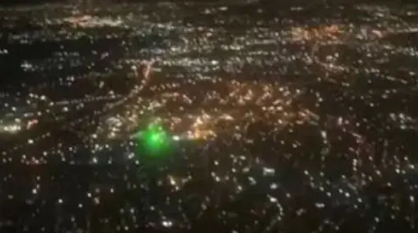 بازی با جان مسافران / پرتاب لیزر به هواپیماها در آسمان تهران