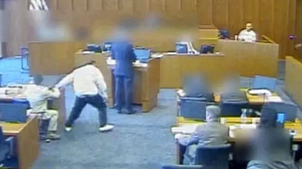 فیلم لحظه حمله وحشیانه یک تبهکار به شاهد پرونده در دادگاه + عکس