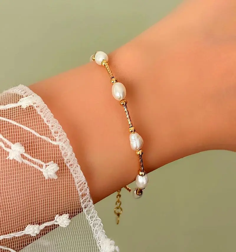 دستبند مروارید و زنجیر مناسب استایل روزمره