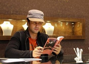 این صحبتهای شاهرخ استخری رو نه به عنوان یک سلبریتی که به عنوان یک طلافروش بشنوید؛ الان سرمایه گذاری در طلا خوبه؟+ویدیو
