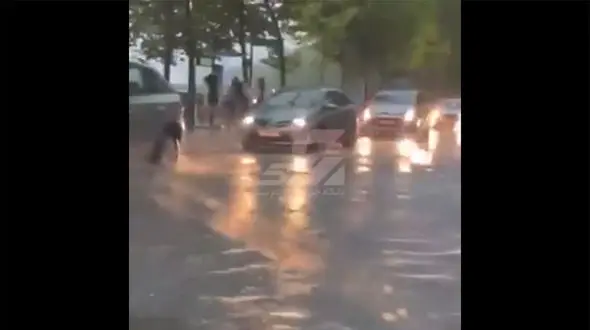 فیلم عجیب از طوفان و باران سیل آسا در پاریس/ برج ایفل دیده نمی شد