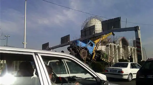  عکس دیدنی از برخورد جرثقیل با تابلو مسیرنما در اتوبان کرج 