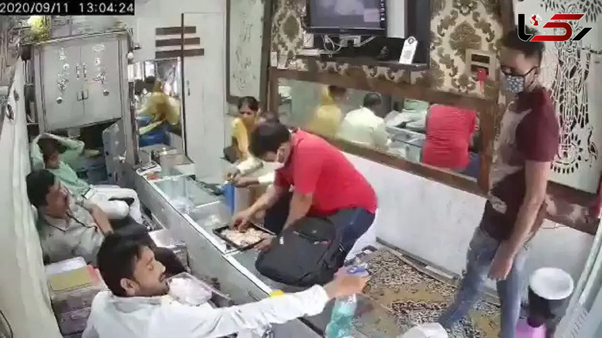 سرقت از طلافروشی با رعایت کامل آیین نامه های بهداشتی! + فیلم دیدنی