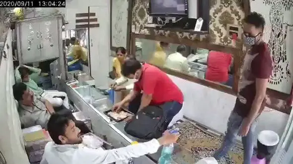 سرقت از طلافروشی با رعایت کامل آیین نامه های بهداشتی! + فیلم دیدنی