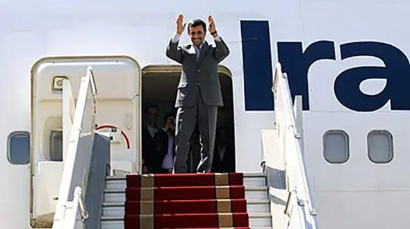 عکس یادگاری احمدی نژاد در فرودگاه مکزیکوسیتی 