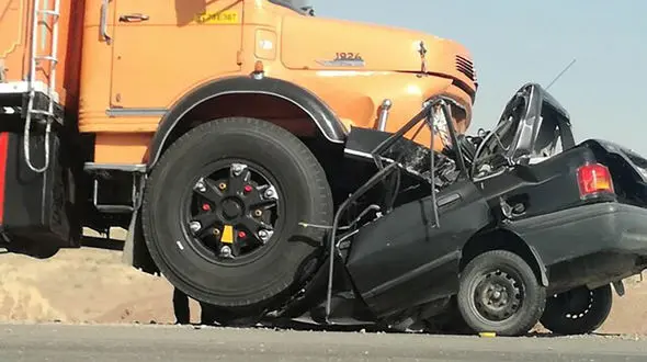 4 کشته در له شدن پراید زیر چرخ های کامیون / اعزام هلیکوپتر و اتوبوس آمبولانس به صحنه