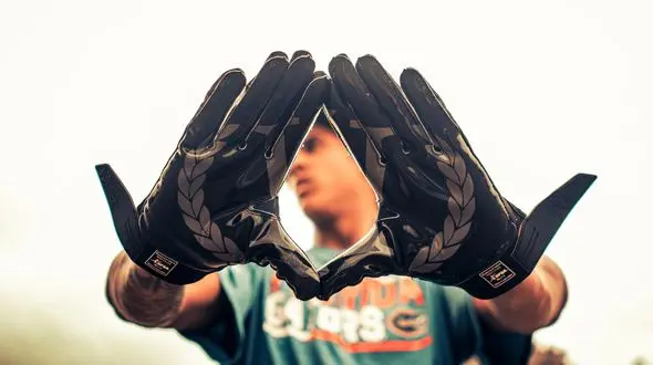 ویدیو/ تفاوت دستکش فوتبال و راگبی آمریکایی