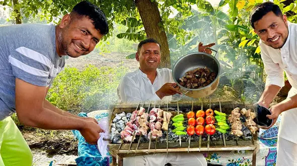 تجربه‌ بی‌ نظیر از آشپزی روستایی در پاکستان؛ کباب پیشاوری کنار رودخانه + فیلم