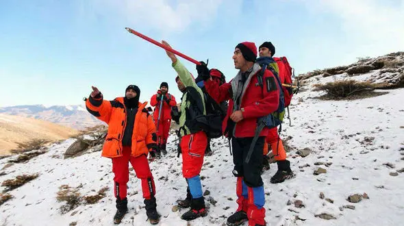 استقرار تیم های اعزامی در محل سقوط هواپیما برای انتقال اجساد +عکس