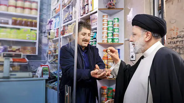 فیلم عذرخواهی مغازه دار کردی که به رییسی شکلات داد ! / ترس از تهدیدها و قسم به قرآن !