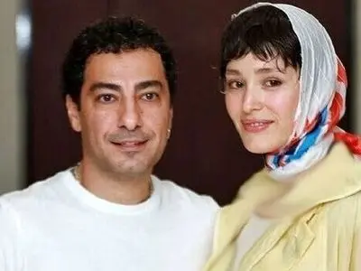 نگاهی به چیدمان شاهانه و باشکوه منزل نوید محمدزاده و همسر افغانستانی‌اش فرشته حسینی/ از مبلمان مدرن و گل‌های غول پیکر تا آباژور هنری و تراسی زیبا با ویوی ابدی