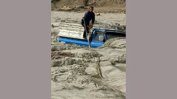 لحظه نجات راننده نیسان آبی از غرق شدن در سیل خروشان کازرون +عکس