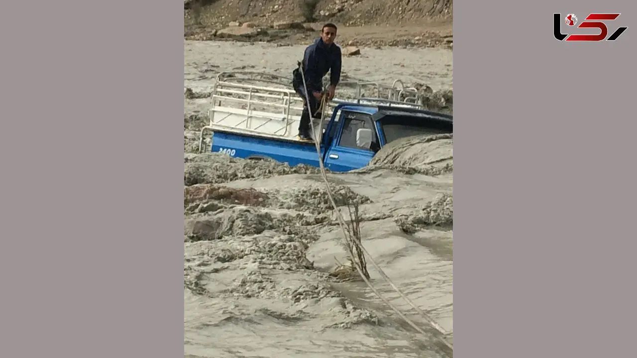 لحظه نجات راننده نیسان آبی از غرق شدن در سیل خروشان کازرون +عکس