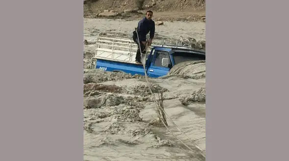 لحظه نجات راننده نیسان آبی از غرق شدن در سیل خروشان کازرون +عکس