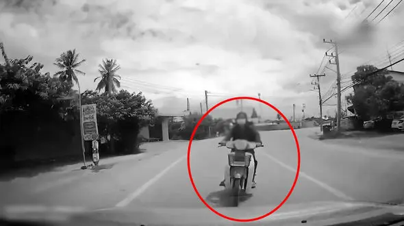 فیلم شاخ به شاخ شدن خانم موتور سوار  با ماشین 